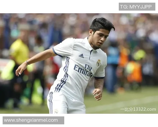 哈维西蒙斯：从青训新星到足坛璀璨明珠的成长之路